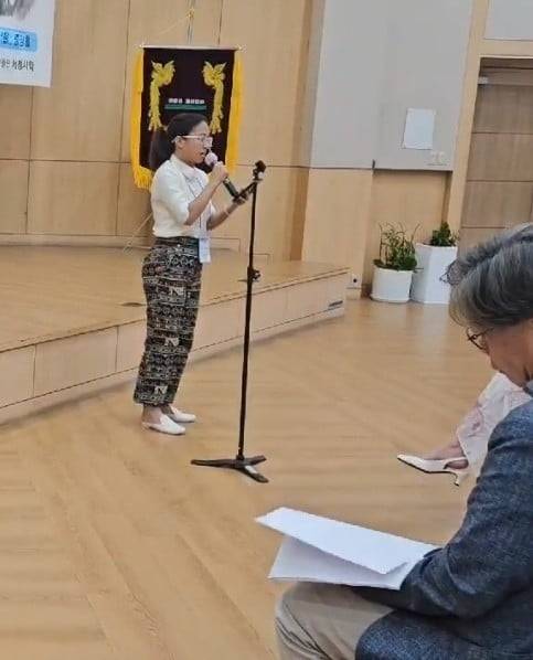 ‘또 다른 고향’을 낭송하는 필리핀 유학생 아야.