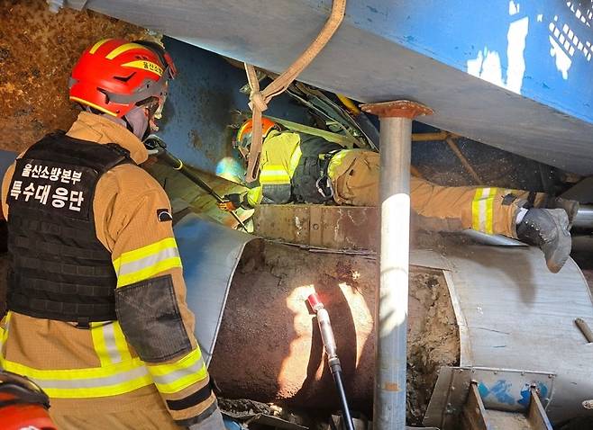 울산화력발전소 보일러 타워 붕괴사고 9일째인 14일 구조대원들이 마지막 매몰자를 찾기 위해 안간힘을 쏟고 있다. 울산소방본부 제공