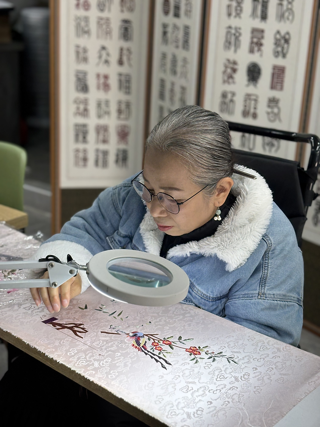 벌써 44년이나 됐지만, 이 자수장은 자수가 여전히 재밌다고 말한다.