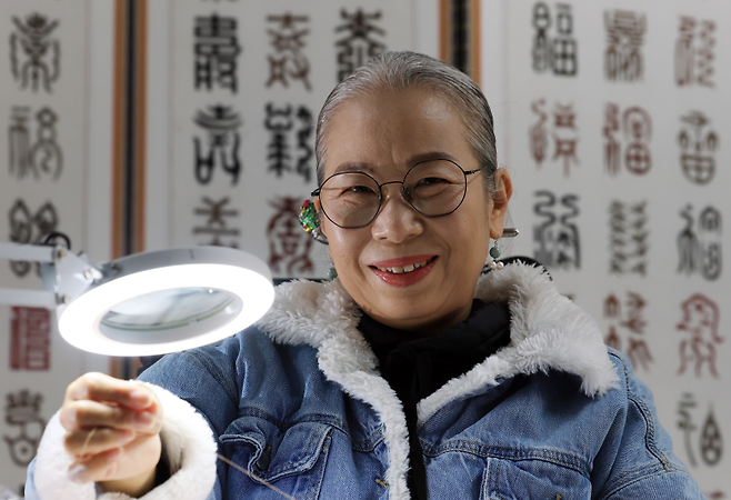 이정희 자수장은 12월에 있을 전시에 새로운 작품을 선보이기 위해 작업에 한창이었다. 서성일 선임기자