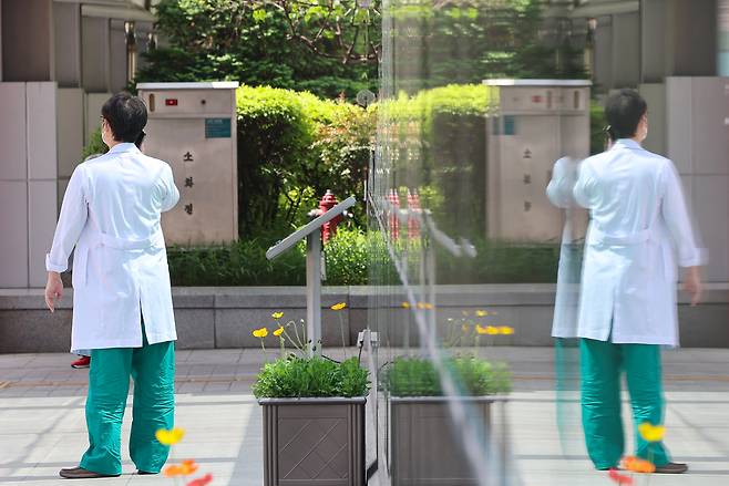 서울 시내 한 대형병원에서 의료 관계자가 통화하고 있다. 연합뉴스