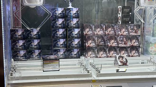 Claw machines with boxes of figures [WOO JI-WON]