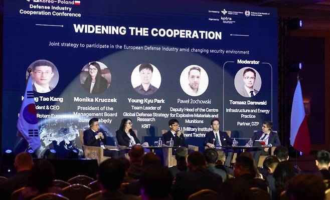 폴란드 바르샤바에서 열린 ‘한-폴 방산협력 콘퍼런스’ 전경. 양국 정부·군·방산업계·학계 인사 150여 명이 참석해 방산 협력 확대와 공동 진출 전략 등을 논의했다. 국방부 제공