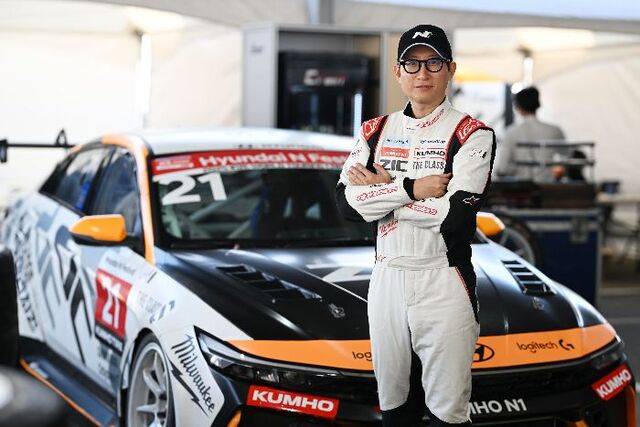 ‘유튜버 레이서’ 강병휘씨가 지난 7일 경기도 용인 에버랜드 스피드웨이에서 경주용으로 개조된 현대차 아반떼N 앞에서 포즈를 취하고 있다. 그는 “유튜버로서 수년 뒤에도 회자될 ‘명장면’을 담아내는 역할을 하고 싶다”고 말했다. 용인=윤웅 기자