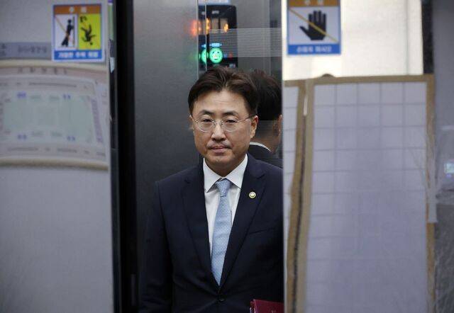 이진수 법무부 차관이 12일 서울 여의도 국회에서 열린 법제사법위원회 예산결산기금심사소위원회 출석을 마치고 이동하고 있다. 뉴시스