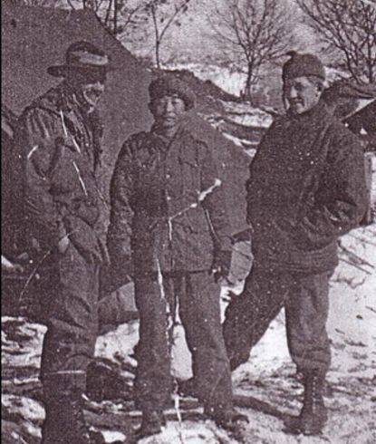 6·25전쟁에 참전한 호주군과 함께한 최영길(가운데). 푸른숲 제공