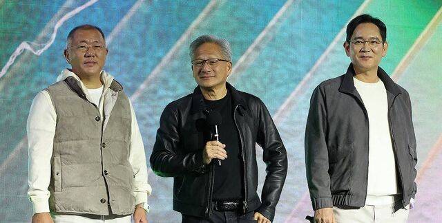 젠슨 황 엔비디아 최고경영자와 이재용 삼성전자 회장, 정의선 현대차그룹 회장이 지난달 30일 서울 코엑스에서 열린 엔비디아의 그래픽카드(GPU) '지포스' 출시 25주년 행사에서 단상에 올라 인사를 하고 있다. 연합뉴스