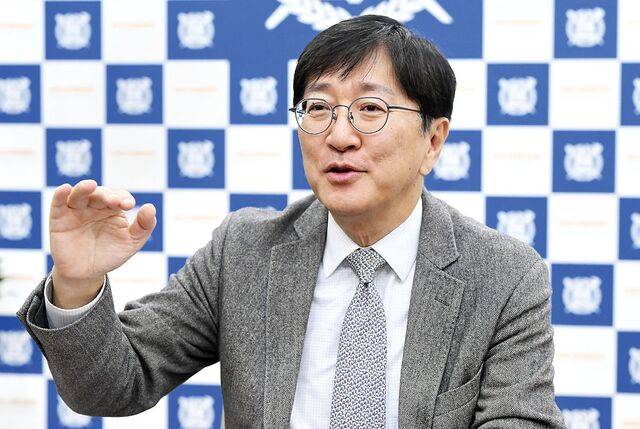 김영오 서울대 공대 학장이 최근 서울 관악구 서울대 공대학장실에서 국민일보와 인터뷰를 갖고 과학기술 인재 양성 방안 관련 입장과 구상을 밝혔다. 김 학장은 “인재를 키우는 데 필요한 시간은 10년 정도”라며 “인재 정책은 긴 호흡으로 끌고 가는 것이 중요하다”고 말했다. 권현구 기자