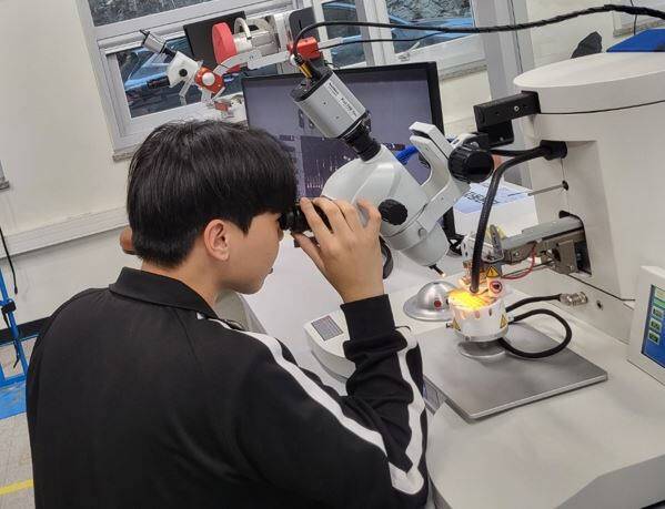 실습 중인 한국폴리텍대학 성남캠퍼스 학생. 한국폴리텍대학 성남캠퍼스 제공