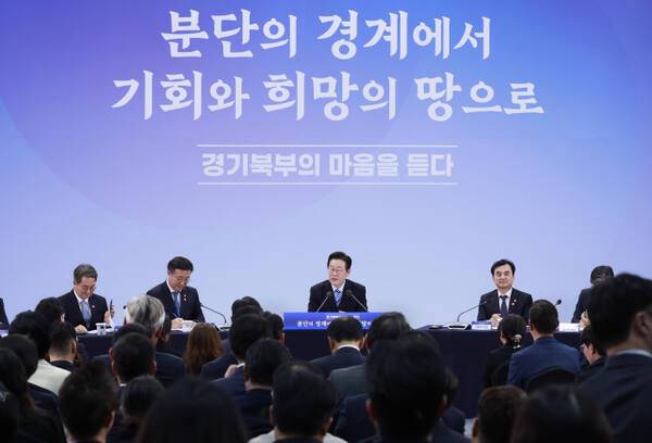 이재명 대통령이 14일 경기 파주시에서 열린 '경기 북부의 마음을 듣다' 타운홀 미팅 간담회에서 발언하고 있다. 연합뉴스