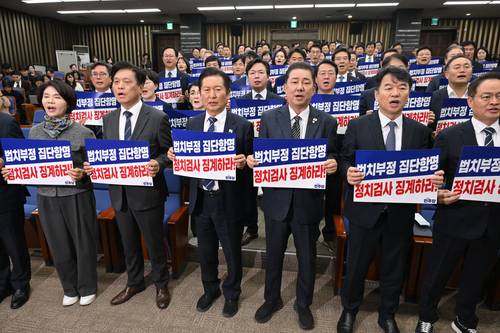 더불어민주당은 13일  본회의 개최에 앞서 진행된 의원총회를 통해 대장동 사건 항소 포기에 반발한 일부 검사들의 징계 의지를 다시 한번 확인했다.13일 오후 국회에서 더불어민주당 의원총회가 열리고 있다. [김재훈기자]