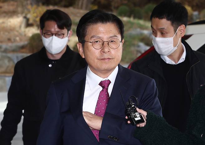 내란 선전·선동 혐의 관련 내란특검팀에 의해 체포된 황교안 전 국무총리가 12일 오전 서울 서초구 내란 특검 사무실이 마련된 서울고등검찰청에서 출석하고 있다. [뉴스1]