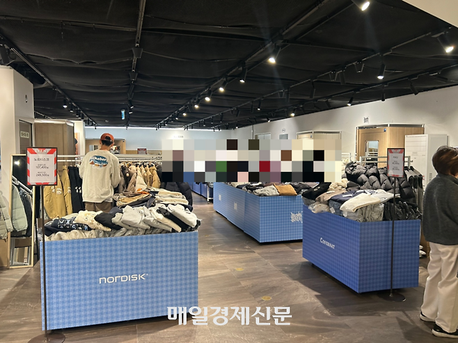 신세계백화점 강남점 지하 1층 아우터 행사 매대. [변덕호 기자]