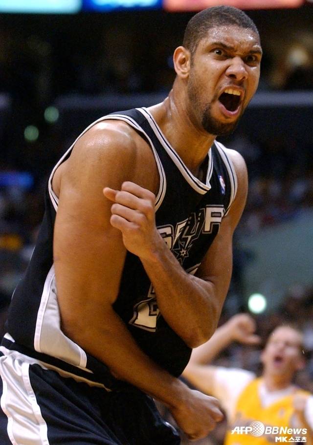 던컨은 은퇴한 선수 중 가장 높은 순위에 위치했다. 샌안토니오 스퍼스의 전성기를 이끈 주역이자 NBA 역사상 가장 뛰어난 기본기를 자랑하는 선수다. 특히 15번의 올-NBA 디펜시브 팀 선정은 그의 가치를 높이는 평가 지표다. 사진=AFPBBNews=News1