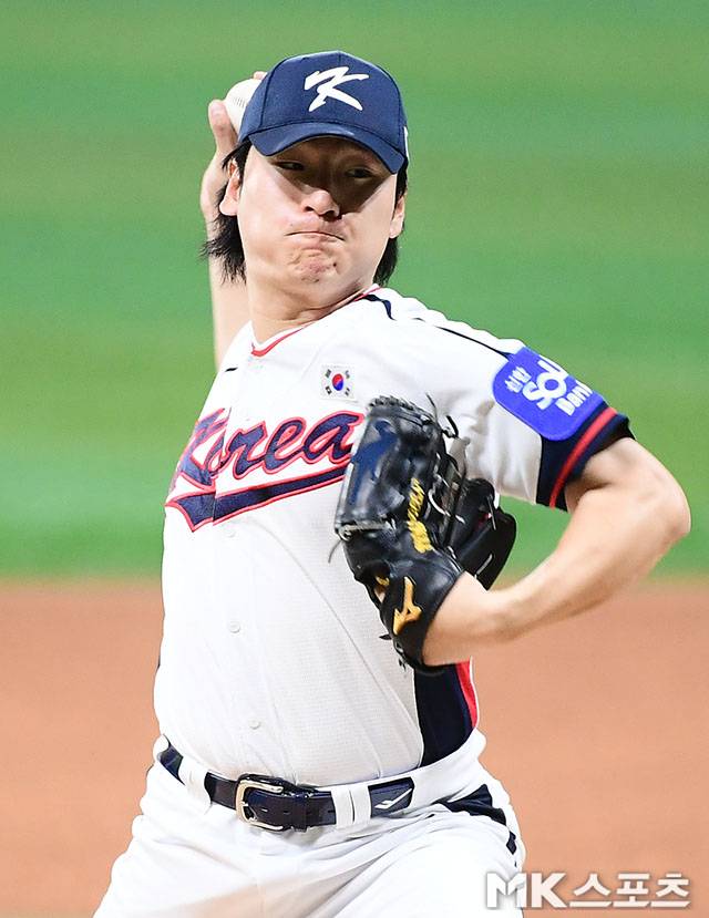 8일 오후 서울 고척스카이돔에서 ‘2025 NAVER K-BASEBALL SERIES’ 한국과 체코의 평가전이 열렸다. 대표팀 선발 곽빈이 역투하고 있다. 사진=김영구 기자