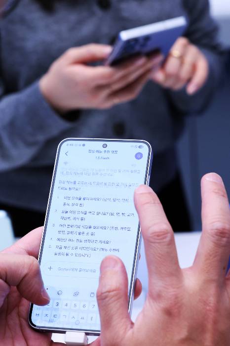 삼성전자 갤럭시 S25 시리즈에 탑재된 구글 AI '제미나이'를 시연하고 있다. /사진=뉴스1