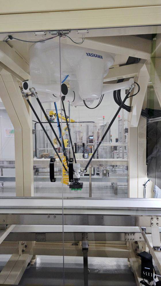 정렬기에는 '거미손'이라 불리는 다관절 로봇이 달려 있다. 이 로봇은 스틱 제품의 방향과 위치를 인식해 삐뚤어진 제품을 일렬로 반듯하게 맞추는 역할을 한다/사진=류준영 기자