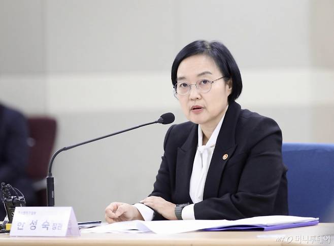[서울=뉴시스] 한성숙 중소벤처기업부 장관이 12일 인천 국제우편물류센터에서 열린 '중소기업 온라인 수출 활성화 방안 발표 및 현장 간담회'에서 발언하고 있다. (사진=중소벤처기업부 제공) 2025.11.12. photo@newsis.com *재판매 및 DB 금지 /사진=류현주