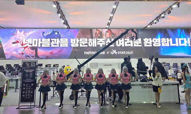 '지스타 2025'의 넷마블 부스에서 게임 캐릭터로 분장한 코스어들이 포즈를 취하고 있다. /사진= 김미현 기자