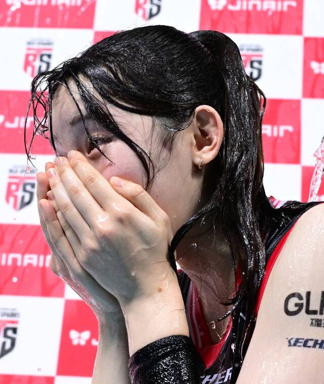 정관장 최서현이 물세례를 맞고 당황하고 있다 / 한국배구연맹(KOVO)