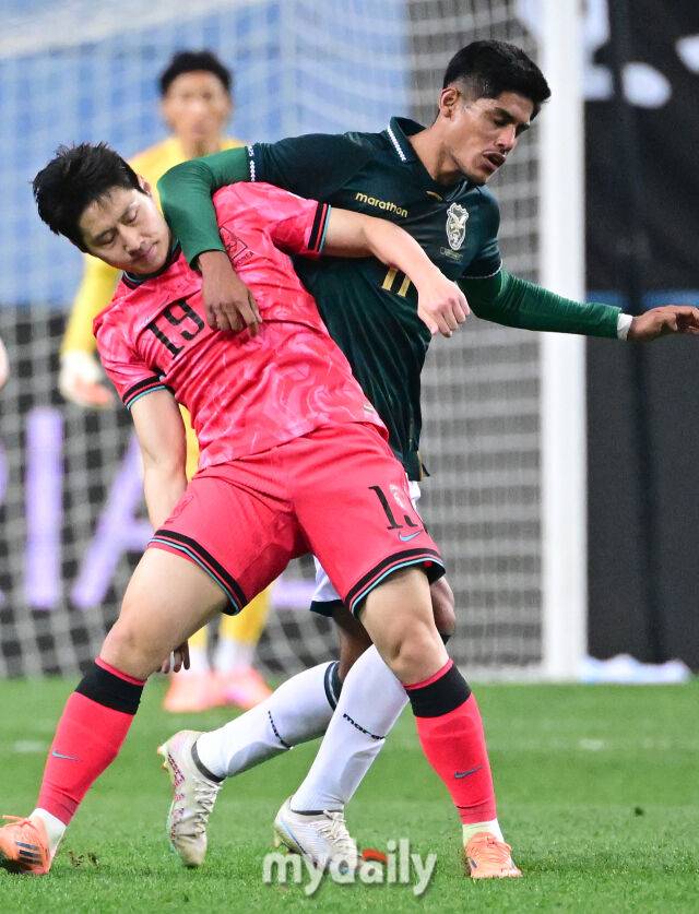 2025년 11월 14일 오후 대전월드컵경기장에서 대한민국과 볼리비아의 친선경기가 열렸다.이강인이 파울을 당하고 있다./대전월드컵경기장=유진형 기자