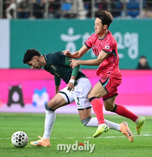 2025년 11월 14일 오후 대전월드컵경기장에서 대한민국과 볼리비아의 친선경기가 열렸다.이재성이 볼리비아의 역습을 파울로 끊고 있다./대전월드컵경기장=유진형 기자