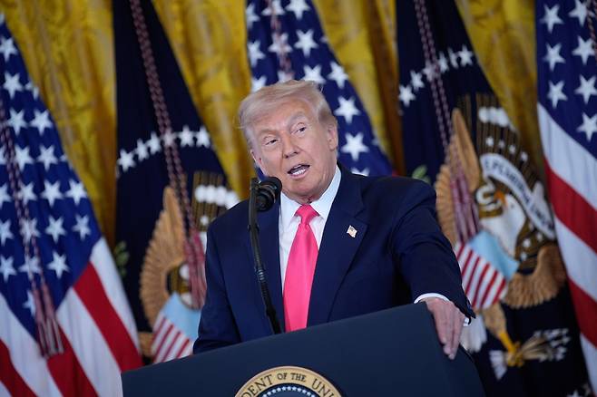 13일(현지시간) 미국 워싱턴DC 백악관 이스트룸에서 열린 행정명령 서명식에서, 이 행정명령을 앞장서 추진한 영부인을 언급하며 도널드 트럼프 미국 대통령이 연설하고 있다. [EPA]