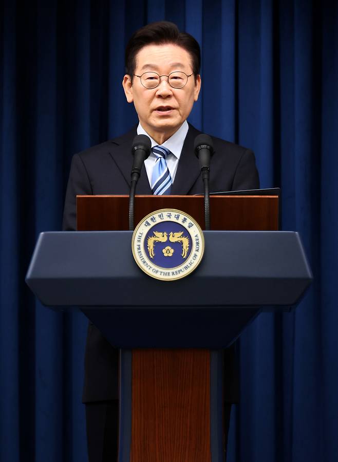 이재명 대통령이 14일 서울 용산 대통령실 기자회견장에서 한미 팩트시트 타결과 관련해 발표하고 있다. [연합]