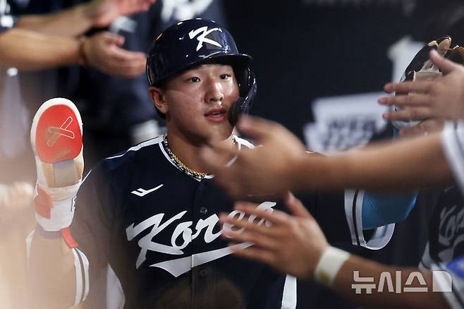 [서울=뉴시스] 조성우 기자 = 9일 오후 서울 구로구 고척스카이돔에서 열린 2025 K-베이스볼 시리즈 대한민국과 체코의 평가전 2차전 경기, 한국의 3회초 공격 1사 주자 2, 3루서 문보경의 내야 땅볼 때 3루 주자 안현민이 홈인한 뒤 더그아웃에서 동료들과 하이파이브하고 있다. 2025.11.09. xconfind@newsis.com