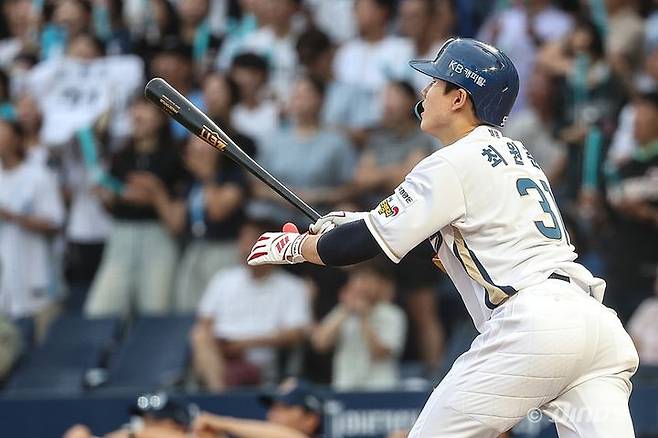 [서울=뉴시스] 프로야구 NC 다이노스 최원준이 6일 창원NC파크에서 열린 2025 신한 쏠뱅크 KBO리그 키움 히어로즈와의 경기에서 안타를 치고 있다. (사진=NC 다이노스 제공) 2025.08.06. *재판매 및 DB 금지