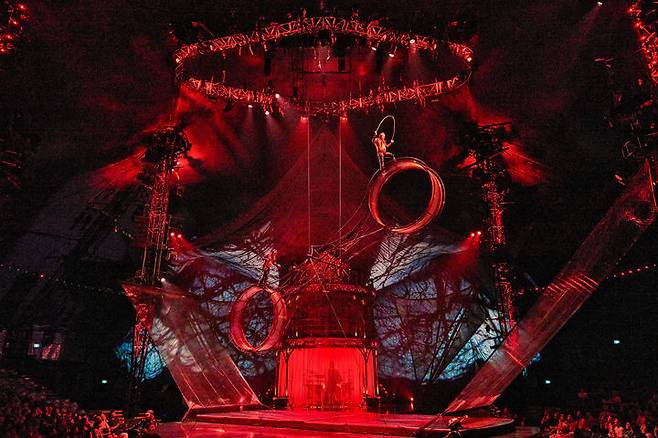 '태양의서커스-쿠자' 중 '휠 오브 데스'. (사진=마스트 인터내셔널 제공) *재판매 및 DB 금지