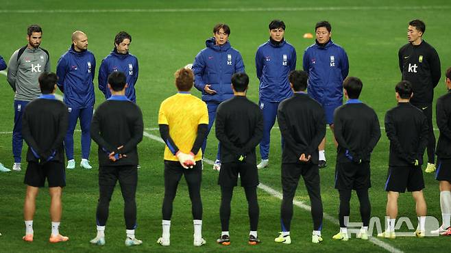 [대전=뉴시스] 김선웅 기자 = 볼리비아와 평가전을 앞둔 대한민국 축구대표팀 홍명보 감독과 선수들이 13일 대전 월드컵경기장에서 공식 훈련 시작 전 미팅을 하고 있다. 2025.11.13. mangusta@newsis.com