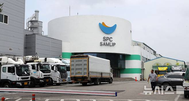 [시흥=뉴시스] 김혜진 기자 = 고용노동부와 경찰이 SPC삼립 본사 등을 압수수색 중인 지난 6월 17일 경기 시흥시 SPC 삼립 시화공장에 물류차량이 세워져 있다. 2025.06.17. jini@newsis.com