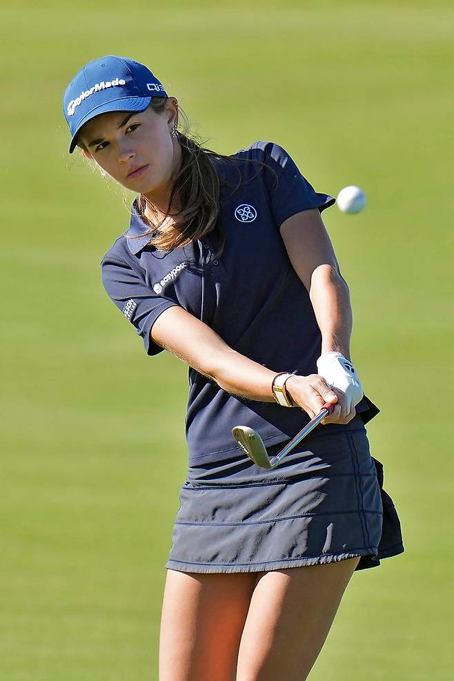 [벨에어=AP/뉴시스] 도널드 트럼프 미국 대통령의 손녀 카이 트럼프가 13일(현지 시간) 미 플로리다주 벨에어의 펠리컨 골프클럽에서 열린 2025 미국여자프로골프(LPGA) 투어 더 안니카 드리븐 바이 게인브리지 앳 펠리컨 첫날 16번 홀에서 칩샷하고 있다. 아마추어 초청 자격으로 출전한 카이는 13오버파 83타로 최하위인 108위를 기록했다. 2025.11.14.