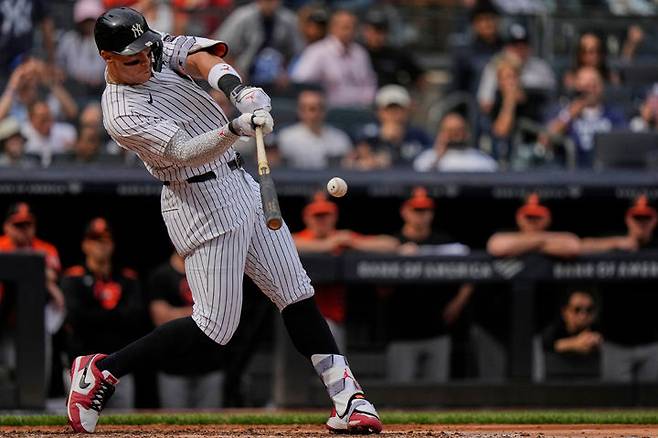 [뉴욕=AP/뉴시스] 뉴욕 양키스의 애런 저지가 27일(현지 시간) 미국 뉴욕 양키 스타디움에서 열린 2025 메이저리그 볼티모어 오리올스와의 경기 5회 말 2타점 적시타를 치고 있다. 저지는 4타수 2안타(1홈런·53호) 3타점 1득점 1삼진을 기록했고, 양키스는 6-1로 승리했다. 2025.09.28.