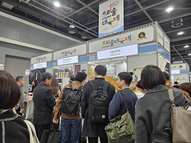 [서울=뉴시스] 박광온 기자 = 14일 오후 서울 서초구 aT센터에서 열린 15회 우리술 대축제 행사장에서 관람객들이 시음을 위해 부스에서 줄을 서는 모습. 2025.11.14. lighton@newsis.com *재판매 및 DB 금지