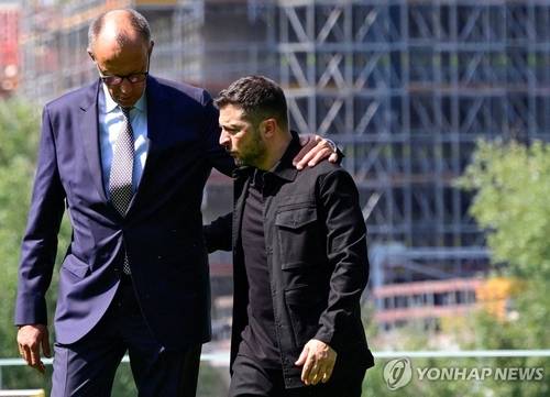 프리드리히 메르츠 독일 총리(왼쪽)와 볼로디미르 젤렌스키 우크라이나 대통령 [로이터 연합뉴스 제공]