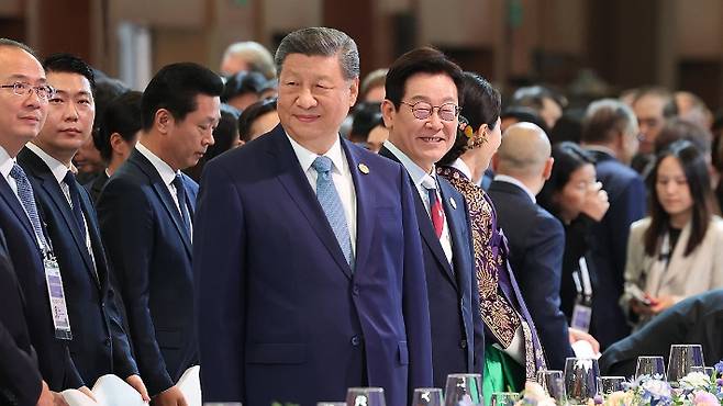 이재명 대통령과 시진핑 중국 국가주석이 지난달 31일 경북 경주시 라한셀렉트호텔에서 열린 2025 아시아태평양경제협력체(APEC) 정상회의 갈라만찬에서 미소를 짓고 있다. 연합뉴스