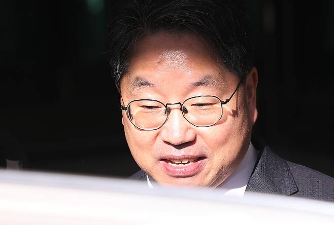 퇴임식을 마친 노만석 검찰총장 직무대행이 14일 서울 서초구 대검찰청을 나서며 차에 오르고 있다. 연합뉴스