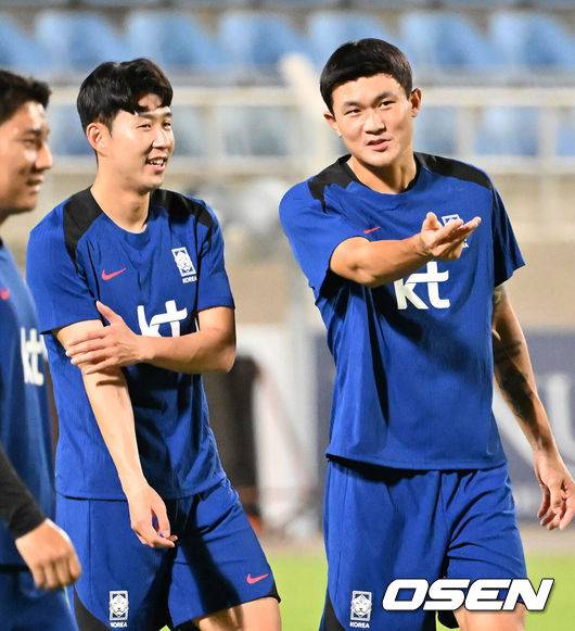 [OSEN=시브(오만) 민경훈 기자] 홍명보 감독이 이끄는 대한민국 축구대표팀 이 7일(현지시간) 오만 알 시브 스타디움에서 훈련을 가졌다.대한민국 축구대표팀은 오는 10일 오만과 2026 국제축구연맹(FIFA) 북중미 월드컵 아시아지역 3차 예선 B조 조별리그 2차전을 갖는다.한국 손흥민과 김민재가 즐겁게 얘기를 나누고 있다. 2024.09.07 / rumi@osen.co.kr