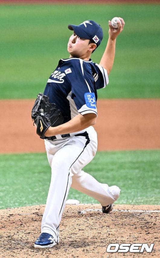 [OSEN=고척, 민경훈 기자] 류지현 감독이 이끄는 한국 대표팀이 체코 대표팀과 평가전을 2연승으로 마쳤다.&nbsp;한국 대표팀은 9일 서울 고척스카이돔에서 열린 ‘2025 NAVER K-BASEBALL SERIES’ 체코와 2번째 평가전에서 장단 17안타를 터뜨리며 11-1로 승리했다.9회말 마운드에 오른 한국 김영우가 힘차게 공을 뿌리고 있다. 2025.11.09 / rumi@osen.co.kr