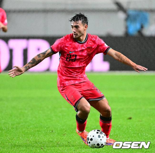 [OSEN=서울월드컵경기장, 지형준 기자] 세계의 벽은 높았다. 결과는 0-5 대패였다.홍명보 감독이 이끄는 대한민국 남자 축구 국가대표팀은 10일 서울월드컵경기장에서 '세계 최강' 브라질을 상대로 A매치 평가전을 치러 이스테방(첼시)과 호드리구(레알 마드리드)에게 나란히 2골을 허용하면서 0-5로 대패했다.후반 한국 카스트로프 옌스가 패스할 곳을 찾고 있다. 2025.10.10 /jpnews@osen.co.kr