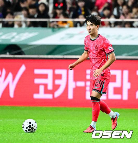 [OSEN=서울월드컵경기장, 지형준 기자] 한국 축구가 안방에서 '남미 강호' 파라과이를 물리치며 사상 최초의 2026 국제축구연맹(FIFA) 북중미 월드컵 포트 2 확보에 청신호를 켰다.한국 축구대표팀은 14일 오후 8시 서울월드컵경기장에서 열린 A매치 친선 경기에서 파라과이를 2-0으로 제압했다. 지난 10일 일본 원정에서 2-2로 비기고 온 파라과이는 한국에 덜미를 잡히며 10월 아시아 투어를 1무 1패로 마감하게 됐다.전반 한국 김진규가 패스할 곳을 찾고 있다. 2025.10.14. /jpnews@osen.co.kr