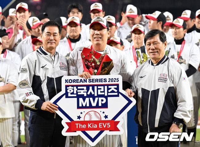 [OSEN=대전, 이대선 기자] 프로야구 LG 트윈스는 31일 대전 한화생명볼파크에서 열린 2025 신한 SOL뱅크 KBO 한국시리즈(7전 4선승제) 한화 이글스와의 5차전에서 4-1로 승리했다.정규시즌 1위 LG는 시리즈 전적 4승 1패로 통합우승 금자탑을 쌓았다. LG의 통합우승은 1990년, 1994년, 2023년에 이은 통산 4번째로, 염경엽 감독은 2023년 부임 후 3년 사이 팀을 두 차례나 정상에&nbsp;올려놓는 위대한 업적을 달성했다. 2023년 1위, 2024년 3위, 2025년 1위로 KBO리그에 트윈스 왕조 시대를 활짝 열었다.&nbsp;MVP를 수상한 LG 김현수가 기념촬영을 하고 있다. 2025.10.31 /sunday@osen.co.kr
