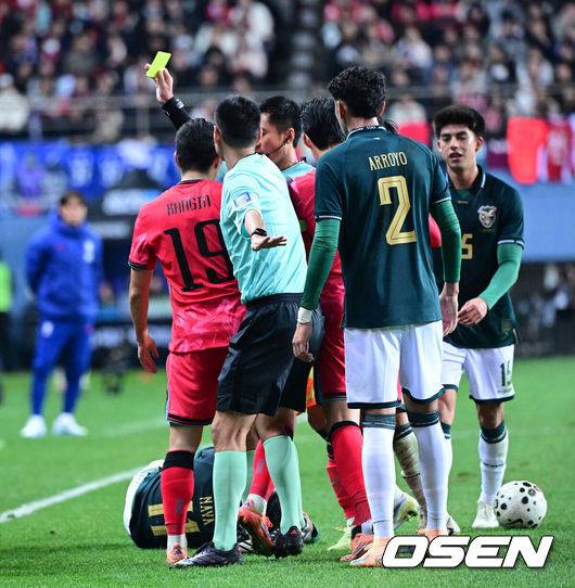 [OSEN=대전, 최규한 기자] 14일 오후 대전월드컵경기장에서 대한민국과 볼리비아의 축구 국가대표팀 평가전이 열렸다.홍명보호는 내년 6월 열리는 2026 국제축구협회(FIFA) 북중미월드컵을 앞두고 월드컵 남미 예선에서 7위를 거두며 플레이오프에 진출한&nbsp;볼리비아를 상대로 본선에서의 경쟁력을 시험할 기회를 갖는다.전반 한국 이강인이 상대에게 파울을 범해 옐로우카드를 받고 있다. 2025.11.14 / dreamer@osen.co.kr