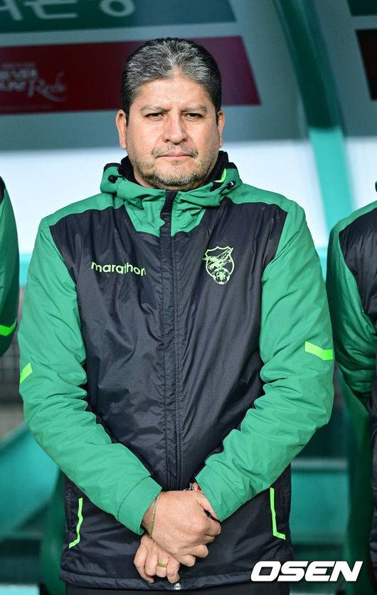 [OSEN=대전, 최규한 기자] 14일 오후 대전월드컵경기장에서 대한민국과 볼리비아의 축구 국가대표팀 평가전이 열렸다.홍명보호는 내년 6월 열리는 2026 국제축구협회(FIFA) 북중미월드컵을 앞두고 월드컵 남미 예선에서 7위를 거두며 플레이오프에 진출한&nbsp;볼리비아를 상대로 본선에서의 경쟁력을 시험할 기회를 갖는다.경기를 앞두고 볼리비아 오스카르 비예가스가 감독 피치를 주시하고 있다. 2025.11.14 / dreamer@osen.co.kr