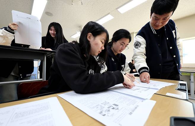 14일 대구 수성구 정화여자고등학교 3학년 교실에서 수험생들이 전날 치른 2026학년도 대학수학능력시험 가채점을 하고 있다. 뉴시스