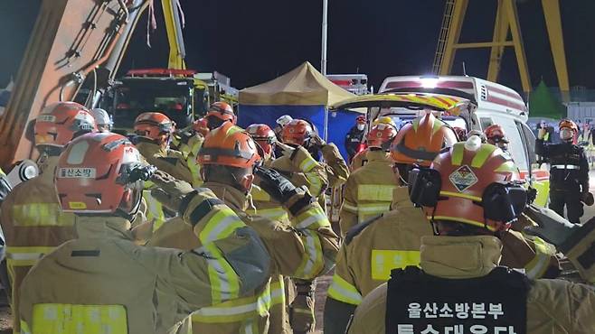 14일 울산화력발전소 보일러 타워 붕괴 사고 현장에서 구조대원들이 마지막으로 수습된 희생자를 향해 경례하고 있다.&nbsp;&nbsp;울산소방본부