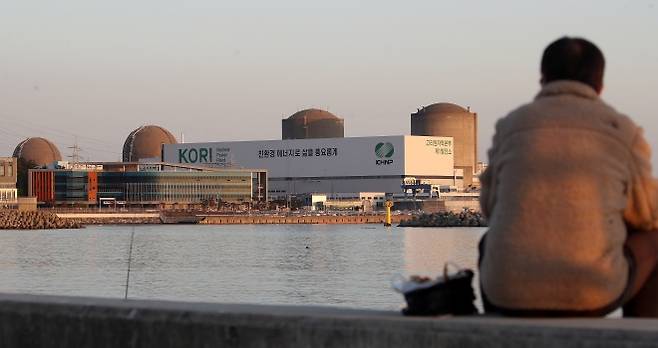 원자력안전위원회는 13일 부산 기장군에 위치한 고리2호기(오른쪽 두번째)의 계속운전을 허가했다.