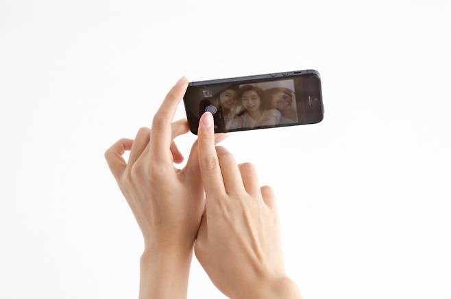 경제적으로 더 열악한 환경에 놓일 수록 사진 보정을 더 과도하게 하는 경향이 있다는 연구 결과가 나왔다. 아이클릭아트